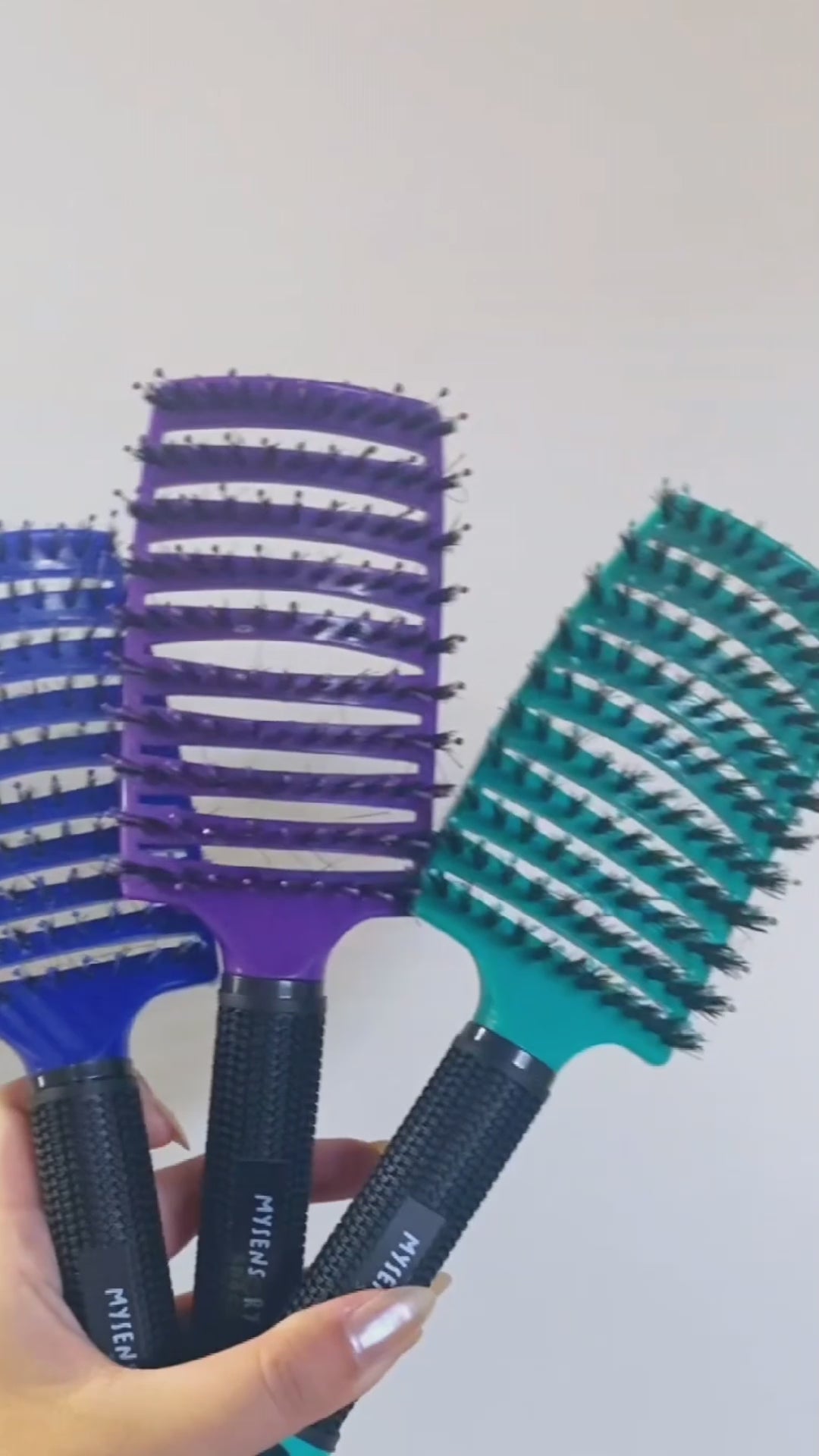 this short video highlights the best features of this detangling brush